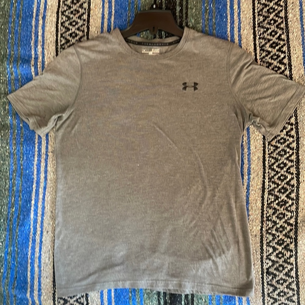Under Armour Men’s short Sleeve loose fit workout shirt